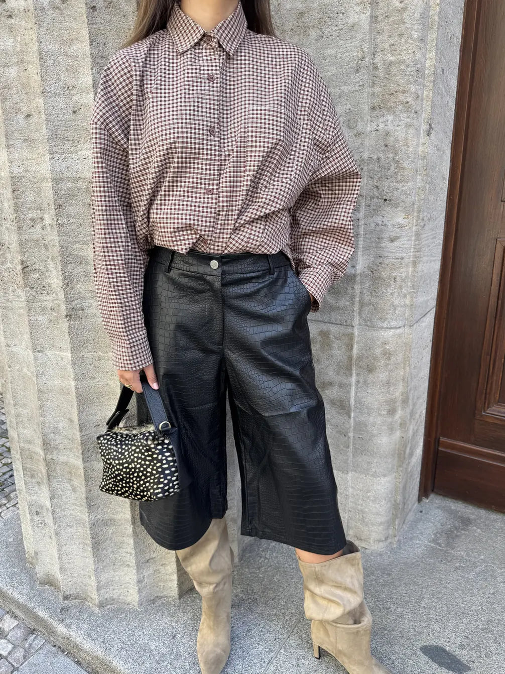 Dámské koženkové bermudy / culottes s krokodýlím vzorem – Černé Pohled 1