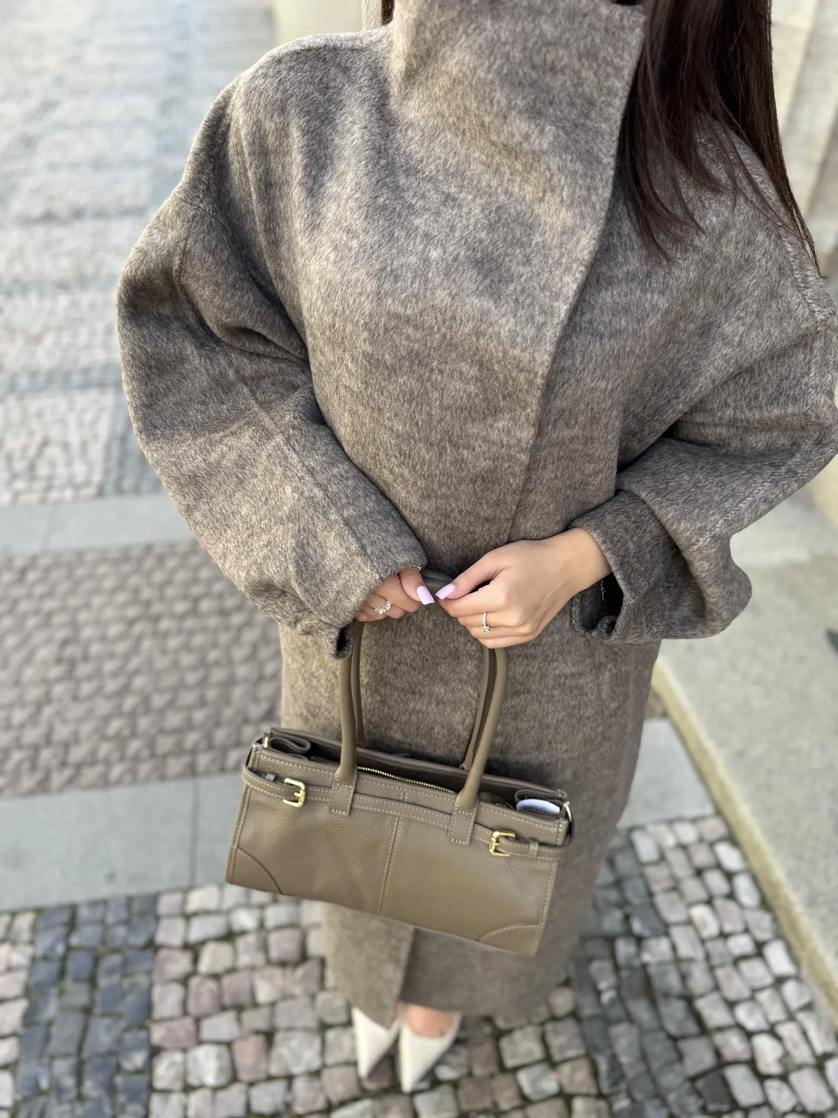 Dámský vlněný oversized maxi kabát s vysokým límcem – Šedobéžový melír (Taupe) Pohled 4