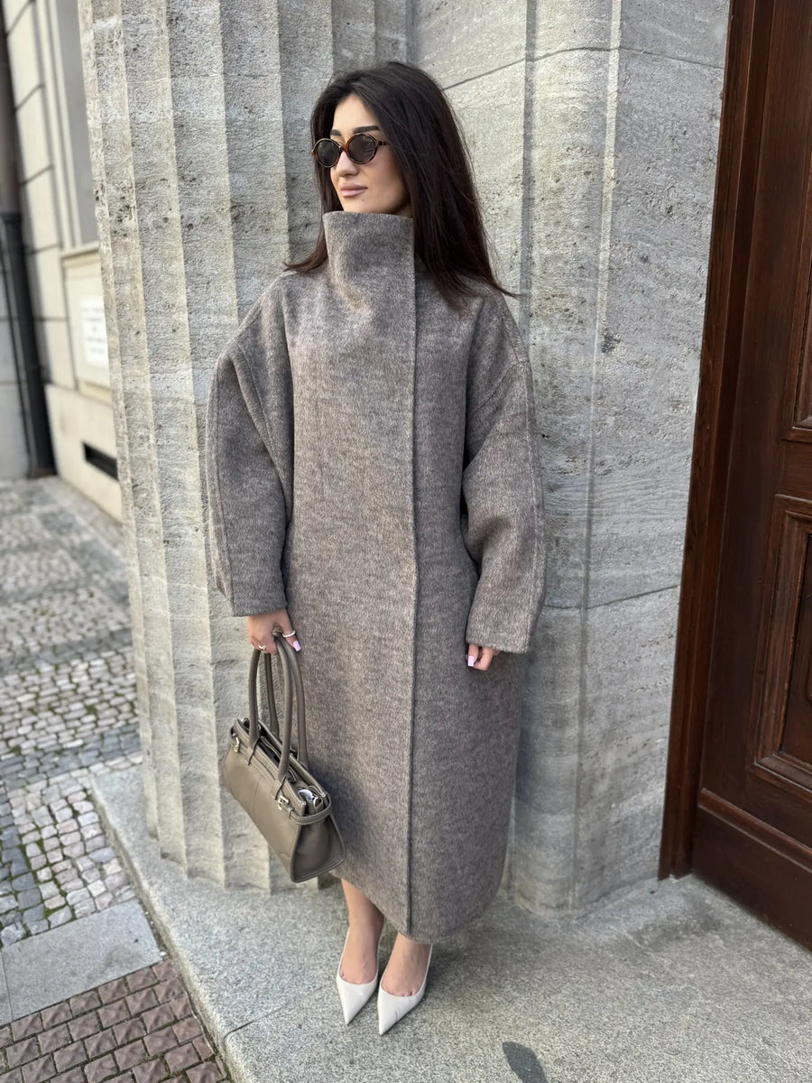 Dámský vlněný oversized maxi kabát s vysokým límcem – Šedobéžový melír (Taupe) Pohled 1