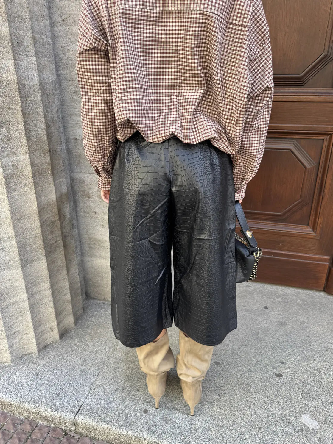 Dámské koženkové bermudy / culottes s krokodýlím vzorem – Černé Pohled 2