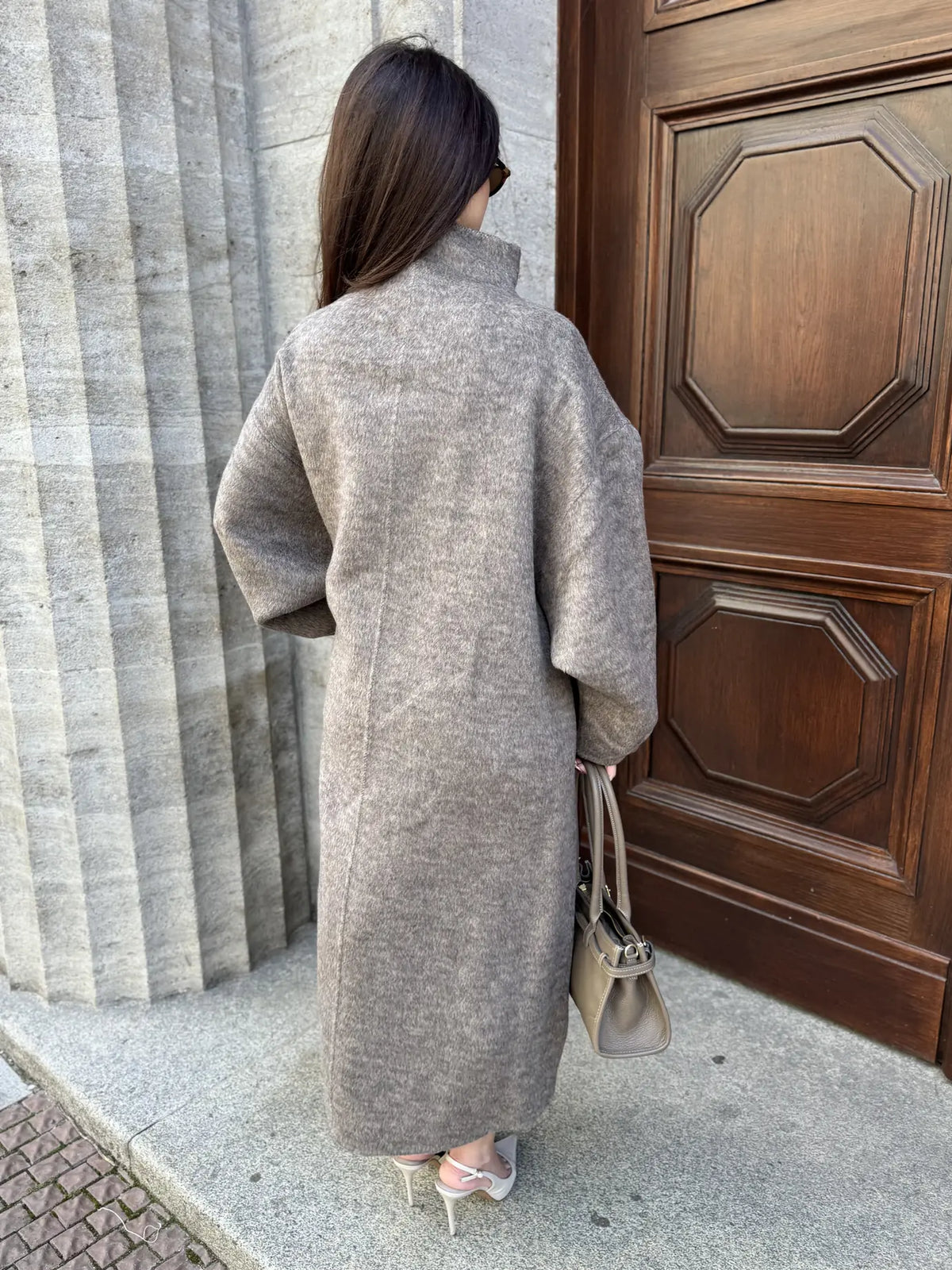 Dámský vlněný oversized maxi kabát s vysokým límcem – Šedobéžový melír (Taupe) Pohled 3